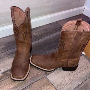 Ariat cowboy boots, barely worn in great condition and are high quality boots